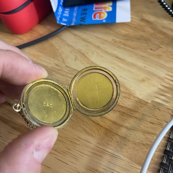 Gold Filled Mourning picture locket. - Picture 5 of 5